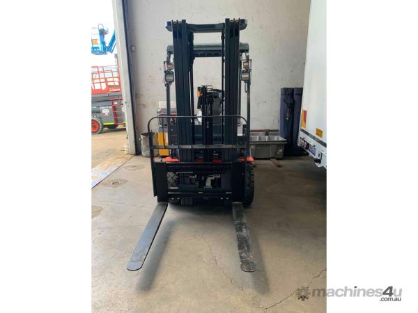 Lithium Ion Powered Counterbalance Forklifts4