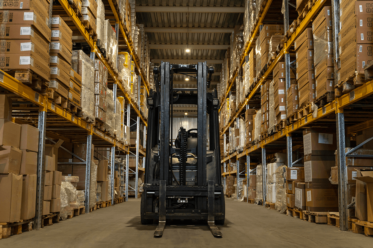 learn the benefits of electric forklifts in warehouse operations